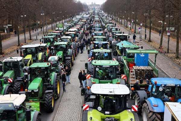 German Farmers Protest Subsidy Cuts with Nationwide Tractor Blockades