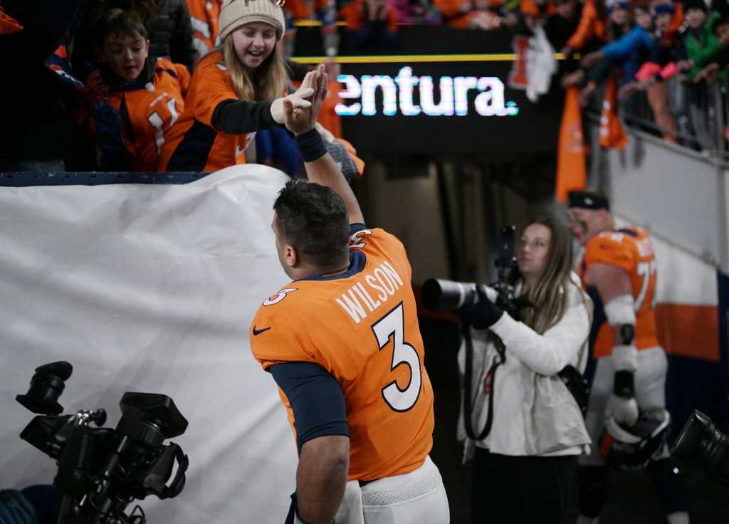 Broncos fans react to Russell Wilson's potential last game at Empower Field