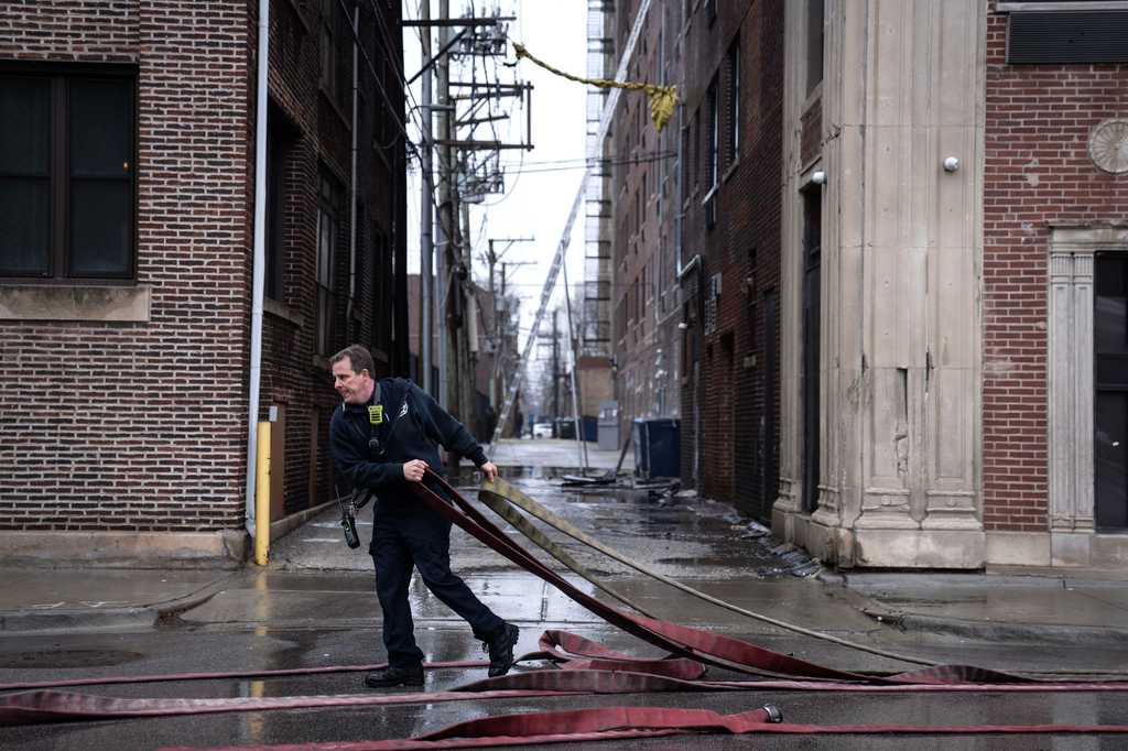 Fire breaks out at high-rise building in Edgewater neighborhood