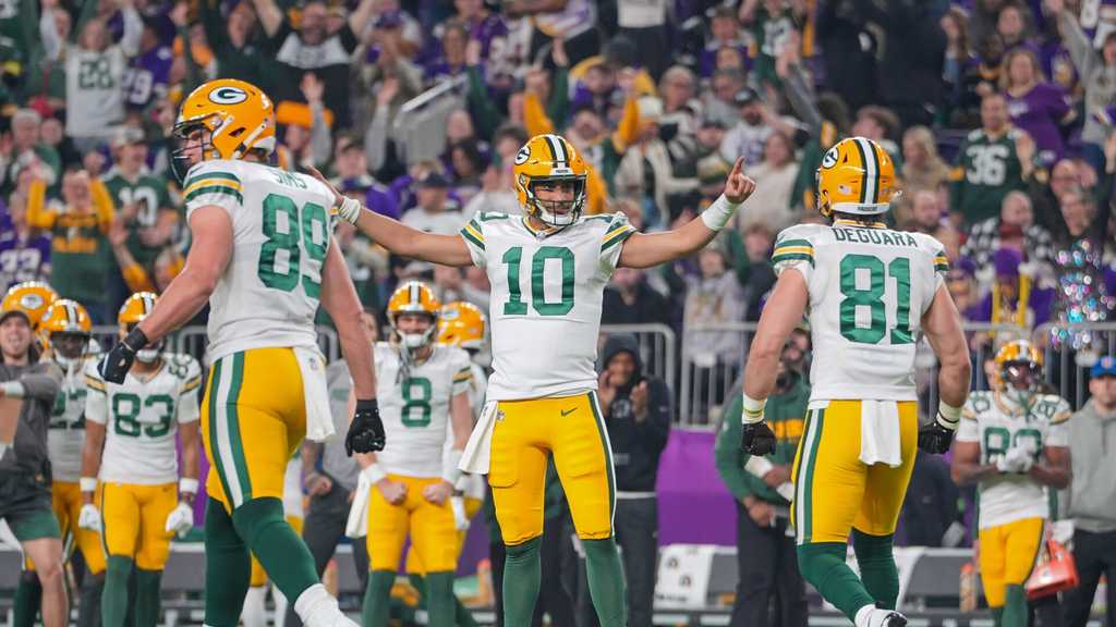 Jordan Love leads Packers to 33-10 victory over Vikings