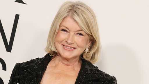 Businesswoman Martha Stewart Teases Sultry Nightgown Selfie At 82 | The ...